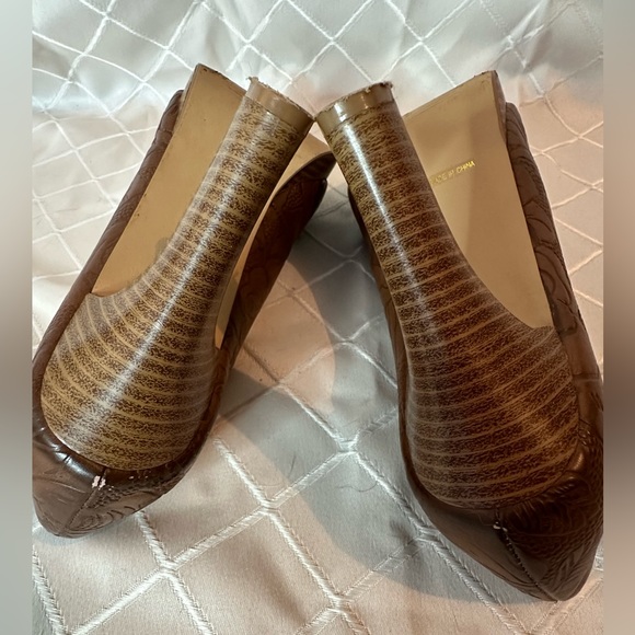 Anne Michelle Faux Tooled Leather Peep Toe Pumps, size 8.5. - Picture 8 of 9